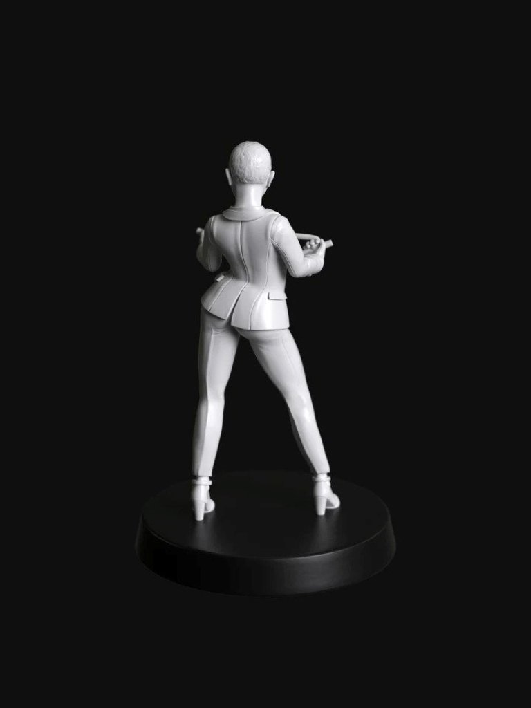 Manufaktura Miniatures Hitwoman Standing Wearing Jacket