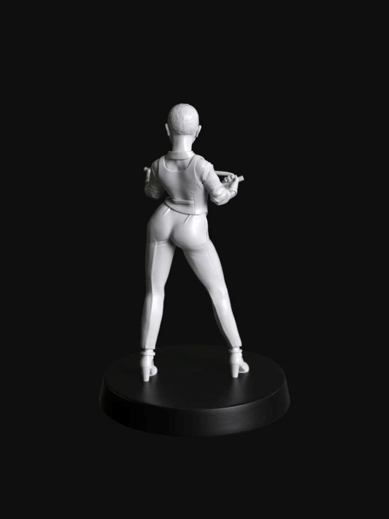 Manufaktura Miniatures Hitwoman Standing Wearing Vest