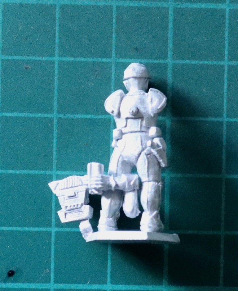 Denizen Miniatures 25mm Federation Space Troops Bare Headed Officer Looking through Vision Enhancer (two pieces - binoculars and arms attach separately)